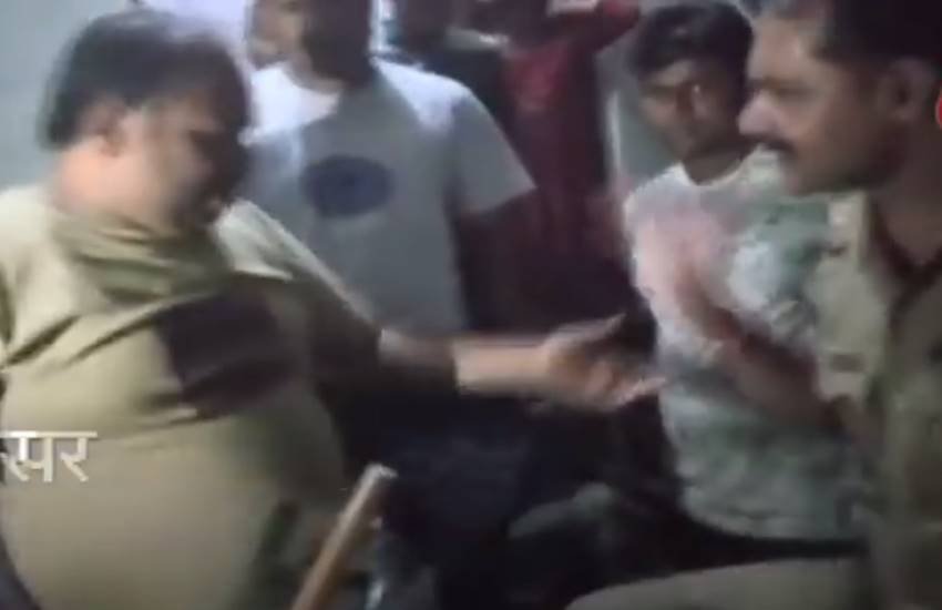 बरेली के बीजेपी नेता हरिओम राठौर का पुलिस से कहासुनी का वीडियो वायरल।