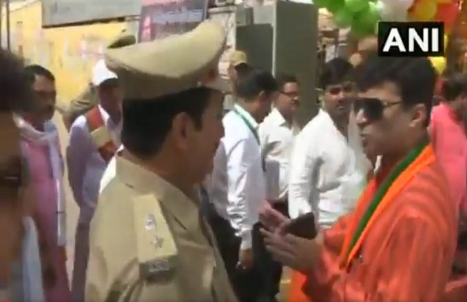 VIDEO: सीएम योगी की सभा में जाने से रोका तो भड़क गए बीजेपी विधायक, एसपी को दी लात-जूतों से मारने की धमकी