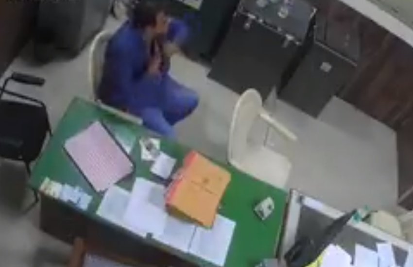 इंजीनियर के केबिन से बीजेपी पार्षद ने चुराई फाइल (फोटो सोर्स- वीडियो स्क्रीनशॉट)