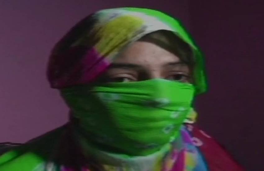 पीड़िता का आरोप है कि आरोपी बीजेपी नेता का बेटा उसके घर पर प्रेम-पत्र फेंक जाता है। (फोटोः ANI) 