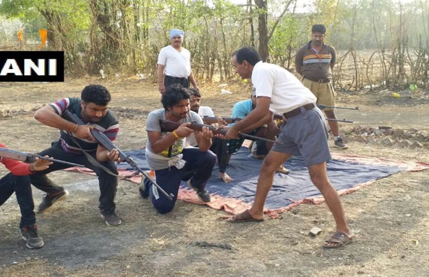बजरंग दल ने मध्‍य प्रदेश के राजगढ़ में लोगों को हथियार चलाने का प्रशिक्षण दिया।