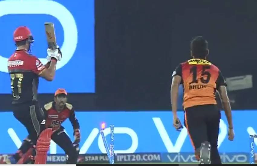 SRH vs RCB: भुवनेश्वर कुमार ने आखिरी ओवर की आखिरी गेंद पर रॉयल चैलेंजर्स बेंगलुरु के बल्लेबाज ग्रैंडहोम के स्टंप की गिल्लियां ही बिखेर दीं