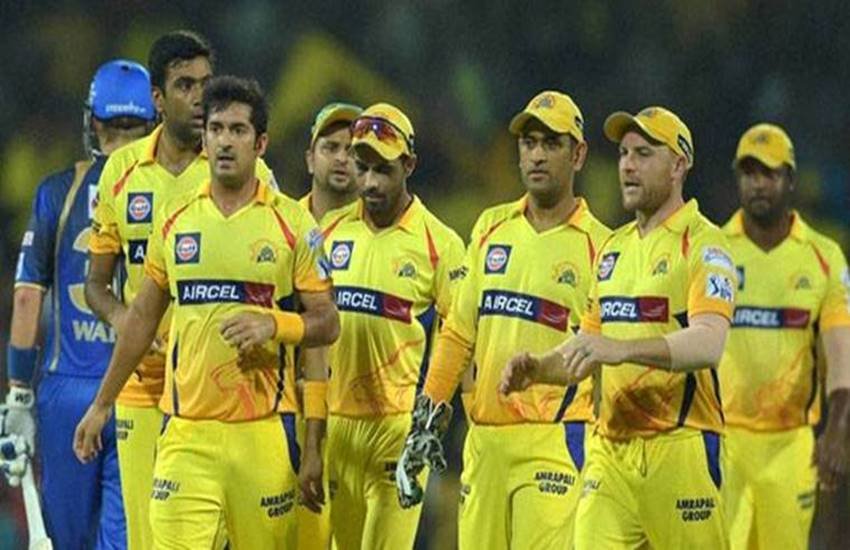 IPL 2018 Final, CSK vs SRH Final: टूर्नामेंट जीतने के बाद ट्रॉफी के साथ सीएसके के खिलाड़ी। (फोटोः बीसीसीआई)