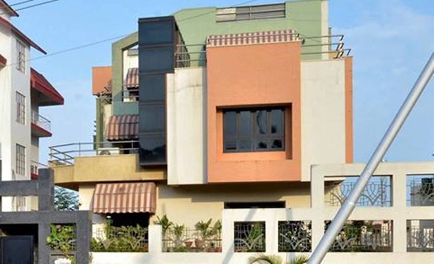 भारतीय क्रिकेट टीम के पूर्व कप्तान इससे पहले पुराने से घर में रहते थे, जो कि रांची में हरमू रोड पर था। उनका यह मकान अब खाली ही रहता है, मगर इसके बाहर उनके फैंस की भीड़ अभी भी जुटती है।