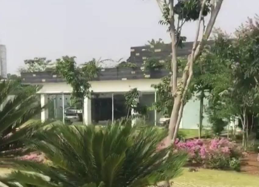 बुधवार (30 मई) को साक्षी ने इंस्टाग्राम पर दो वीडियो अपलोड किए। पहली क्लिप में उन्होंने गार्डन, स्विमिंग पूल, घर, पार्किंग के नजारे दिखाए, जबकि दूसरे में पेड़-पौधे और हरियाली दिखाई।