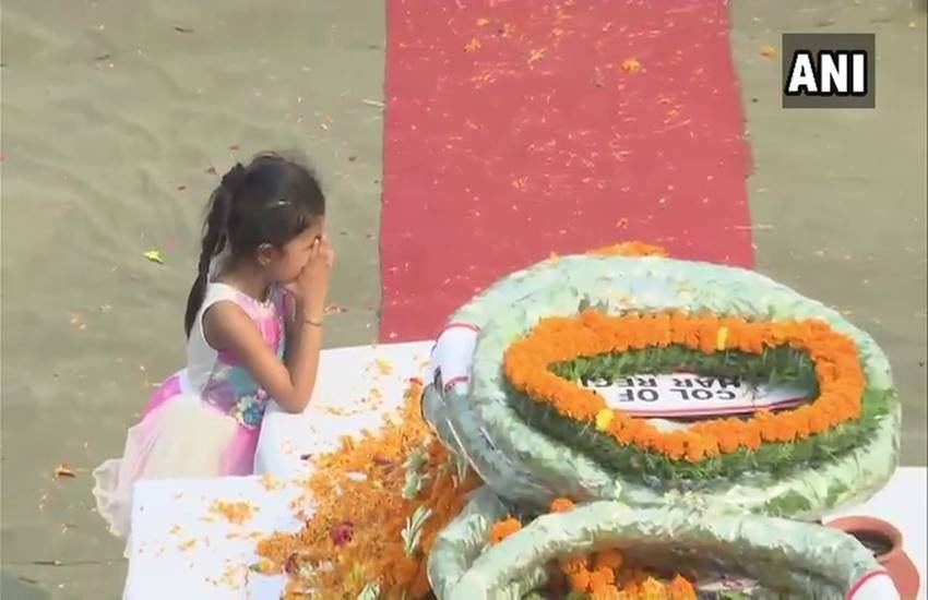 अपने शहीद पिता कमांडेंट दीपक नैनवाल को अंतिम प्रणाम करती पांच साल की वीर बेटी समृद्धि। फोटो-एएनअाई