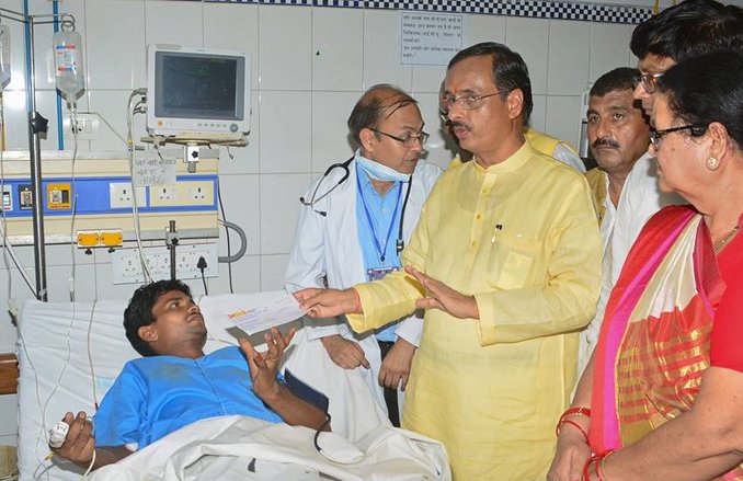 कानपुर में जहरीली शराब पीने से अब तक 11 की मौत, पीड़ितों से मिले डिप्टी सीएम