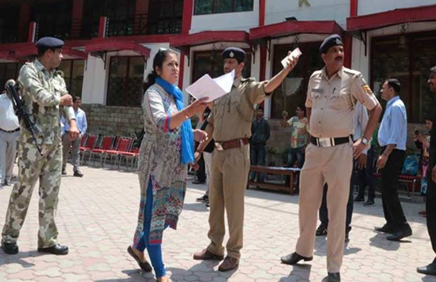 अवैध रूप से बने एक गेस्ट हाउस को तोड़ने वाली टीम को साथ लेकर पहुंची सहायक नगर नियोजन अधिकारी को गोली तब मारी गई, जब उनके आसपास पर्याप्त संख्या में पुलिसकर्मी मौजूद थे।(Express Photo: Jaipal Singh) अवैध रूप से बने एक गेस्ट हाउस को तोड़ने वाली टीम को साथ लेकर पहुंची सहायक नगर नियोजन अधिकारी को गोली तब मारी गई, जब उनके आसपास पर्याप्त संख्या में पुलिसकर्मी मौजूद थे।(Express Photo: Jaipal Singh)