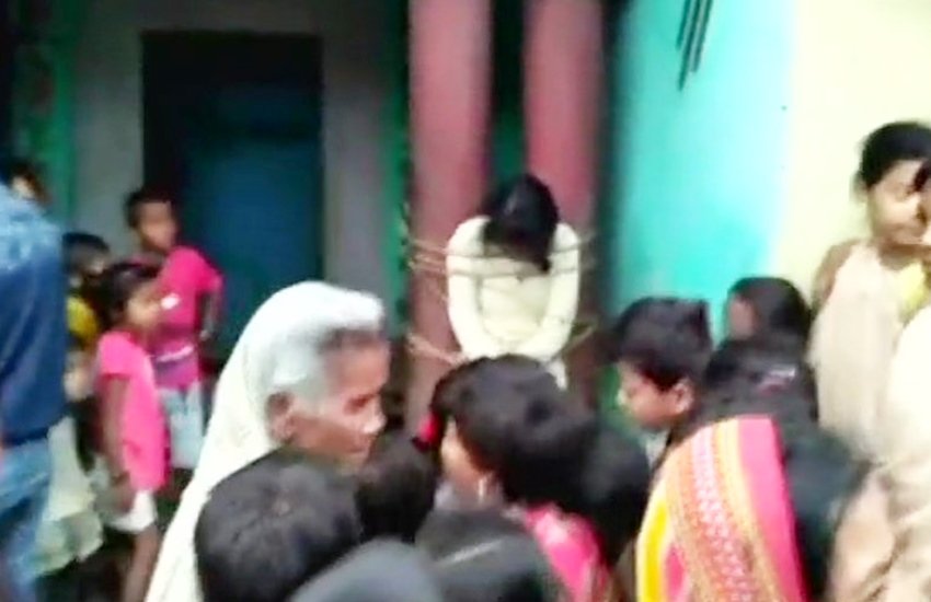बिहार के बगहा जिले में लड़की की खंभे से बांधकर की पिटाई (फोटो सोर्स- एएनआई ट्विटर)