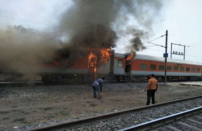 हादसे के बाद जलती आंध्र प्रदेश एक्‍सप्रेस। फोटो- जनसत्‍ता 