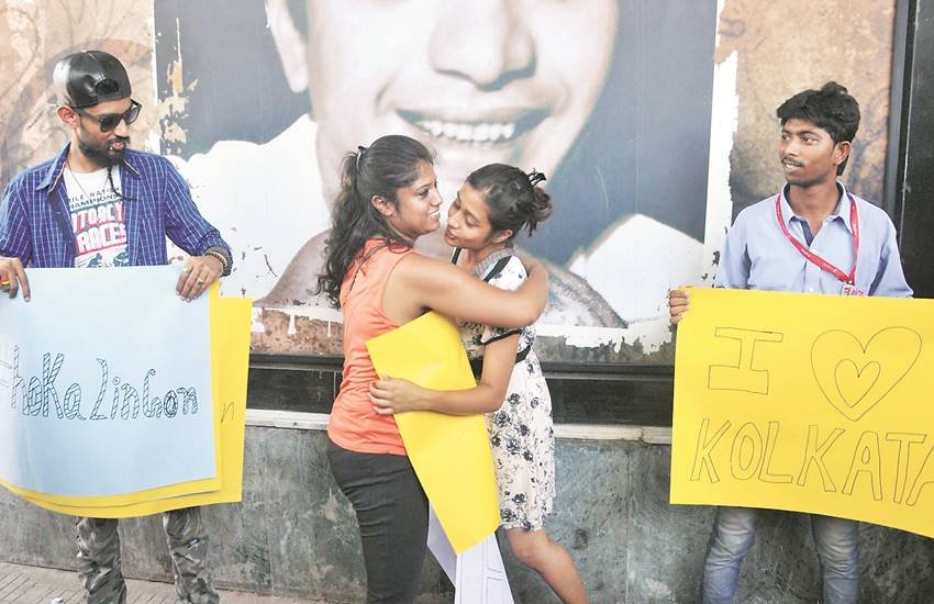 नैतिक ठेकेदारी के खिलाफ कोलकाता में होक आलिंगन कार्यक्रम के जरिए विरोध जताया गया।  नैतिक ठेकेदारी के खिलाफ कोलकाता में होक आलिंगन कार्यक्रम के जरिए विरोध जताया गया।