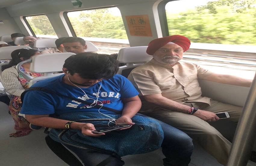 जाम में फंसने पर केंद्रीय मंत्री हरदीप सिंह पुरी ने किया दिल्ली मेट्रो से सफर।