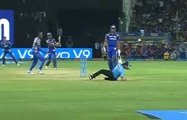 hardik pandya, hardik pandya flying bat, hardik pandya six