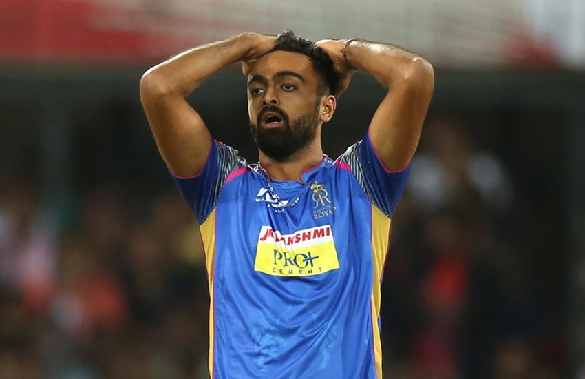 जयदेव उनादकट : साल 2017 के फाइनल मैच में मुंबई के खिलाफ उनादकट ने अपनी गेंदबाजी से सभी को खासा प्रभावित किया था। पुणे की तरफ से खेलते हुए उनका पूरा सीजन बेहद शानदार गुजरा था, यही वजह थी कि राजस्थान की टीम ने 11.50 करोड़ रुपए देकर इस साल उन्हें अपने टीम में शामिल किया। पिछले साल 7 की रन रेट से रन देने वाले उनादकट ने इस साल 9.65 के हिसाब से रन खर्चे। इतना ही नहीं 15 मैचों में वह सिर्फ 11 विकेट लेने में कामयाब रहे।