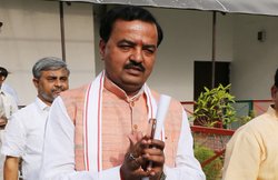 यूपी: डिप्टी सीएम ने दलित के यहां खाया खाना, पूछा- किसी अफसर ने पैसा खाया हो तो बताओ