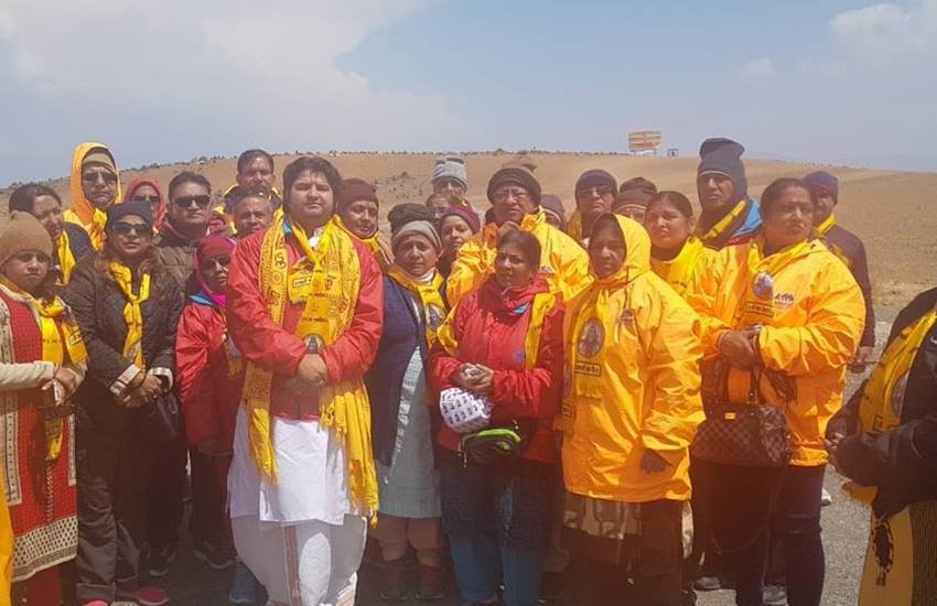कैलास की यात्रा पर निकले श्रद्धालुओं के इस जत्थे ने दावा किया कि चीनी अधिकारियों ने उन्हें पवित्र झील में डुबकी नहीं लगाने दी। (फोटोः ANI) 