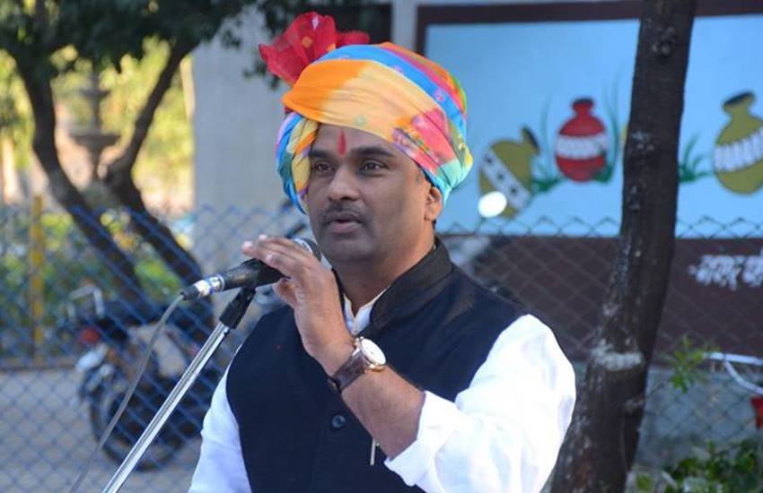 17 मई को कमलेश दोषी कुर्ला स्टेशन से रहस्यमयी हालत में गायब हो गए थे। (फोटोः फेसबुक)