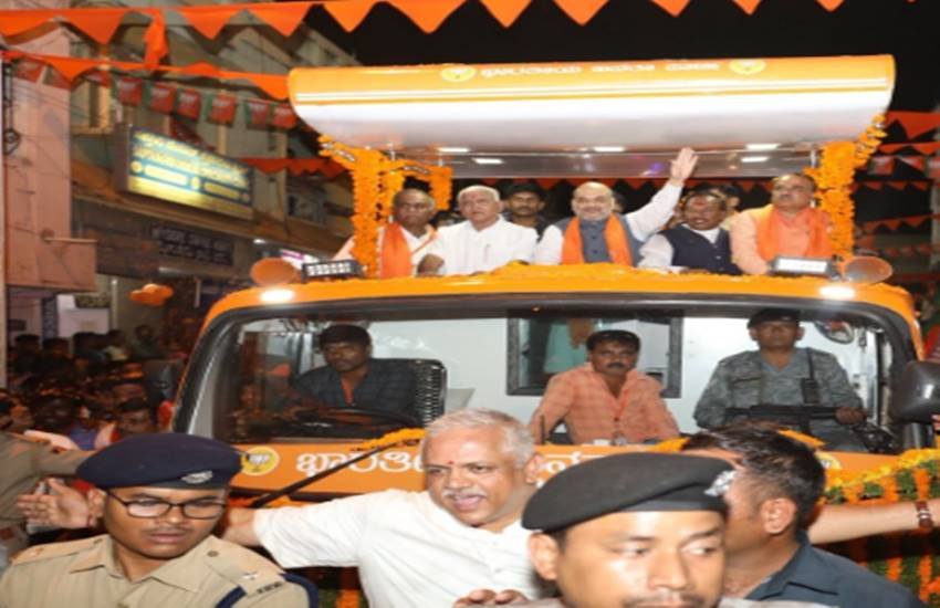 कर्नाटक में पोलिंग बूथ पर वोट डालते मतदाता। 