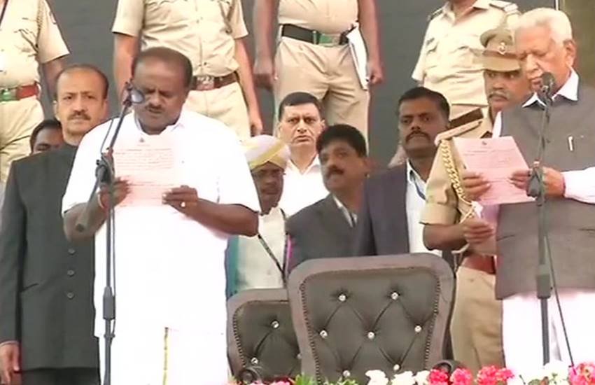 कुमारस्वामी को सीएम पद की शपथ दिलाते कर्नाटक के राज्यपाल वजुभाई वाला। (फोटोः ANI)
