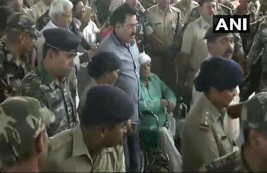 लालू यादव नई दिल्ली-रांची राजधानी एक्सप्रेस से उतरे तो राजद कार्यकर्ताओं ने वहां जमकर नारेबाजी की। प्रशासन ने उन्हें प्लेटफॉर्म से व्हील चेयर पर बाहर निकाला और एम्बुलेंस से सीधे रिम्स पहुंचाया।