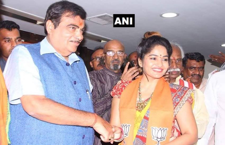 नितिन गडकरी के साथ तेलुगू अभिनेत्री माधवी लता। (फोटो- एएनआई)