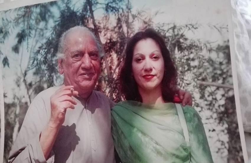 अपने पिता फैज अहमद फैज के साथ मोनिजा हाशमी। फोटो- Facebook/MoneezaHashmi 