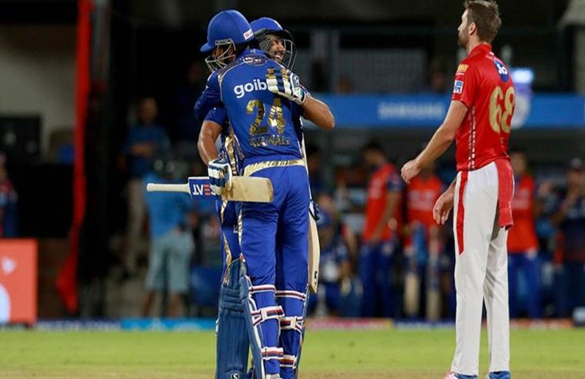 विकेट लेने के बाद खुशी जाहिर करते मुंबई इंडियंस के खिलाड़ी। (Photo: PTI)