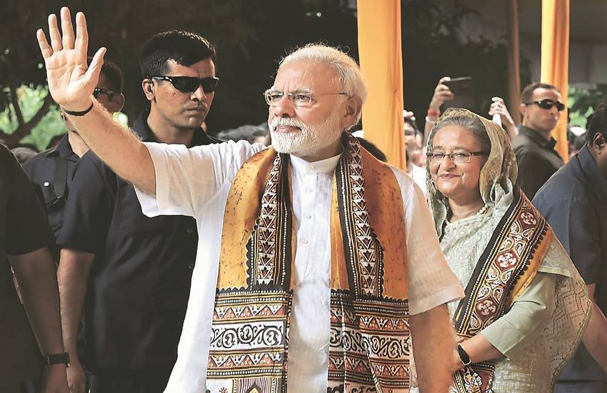 शांति निकेतन में विश्व भारती विश्वविद्यालय के दीक्षांत समारोह में शिरकत करने के बाद लोगों का अभिवादन करते प्रधानमंत्री नरेंद्र मोदी। साथ हैं, बांग्लादेश की प्रधानमंत्री शेख हसीना।