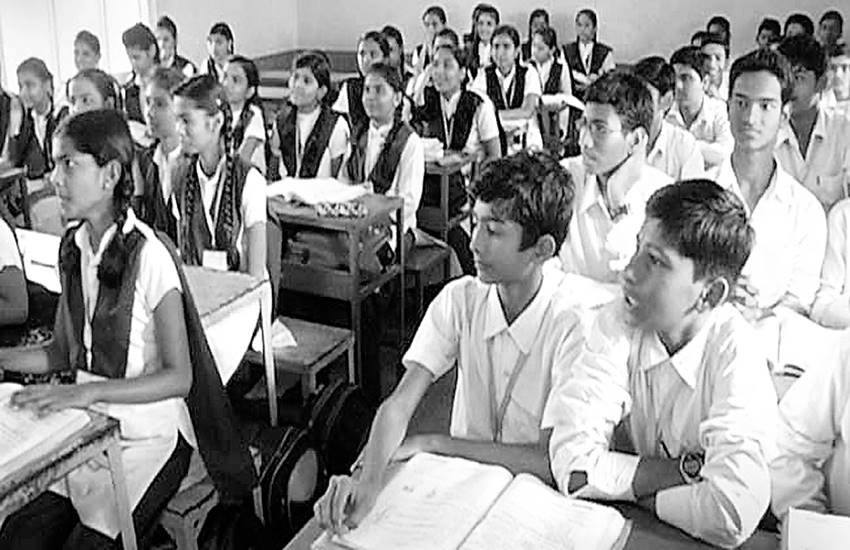 बच्चे रोजगार से जुड़े भविष्य को लेकर असमंजस की स्थिति में हैं।