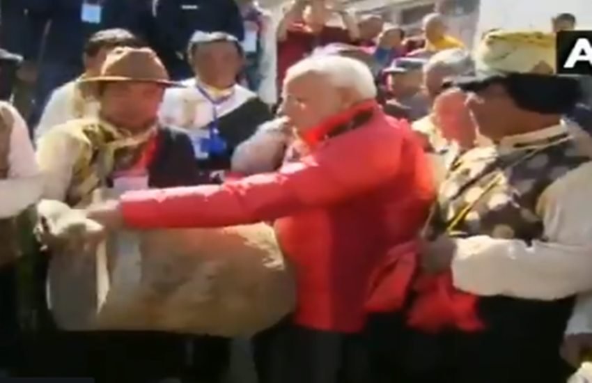 मुक्तिधाम मंदिर परिसर में ढोल बजाते हुए भारतीय पीएम। (फोटोः एएनआई)