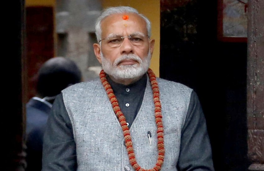 नेपाली पीएम केपी शर्मा ओली से भेंट करते पीएम मोदी। (फाइल फोटो)