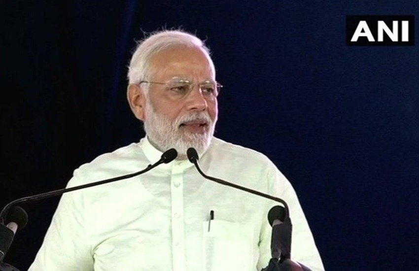 उज्‍ज्‍वला योजना के लाभार्थियों को संबोधित करते प्रधानमंत्री नरेंद्र मोदी।