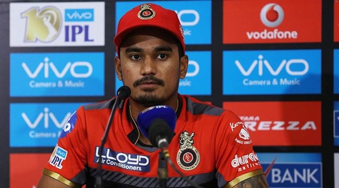 पवन नेगी- आरसीबी ने आरटीएम कार्ड का इस्तेमाल करते हुए पवन नेगी को इस सीजन के लिए टीम में ही रखा था और इसके पीछे बड़ा कारण भी था। पिछले सीजन में नेगी ने आरसीबी के लिए शानदार प्रदर्शन करते हुए 12 मैचों में 16 विकेट चटकाए थे और बल्लेबाजी में भी कमाल किया था, लेकिन इस सीजन में यह ऑलराउंडर क्रिकेटर अपनी छाप छोड़ने में नाकाम रहा। (एक्सप्रेस फाइल फोटो)