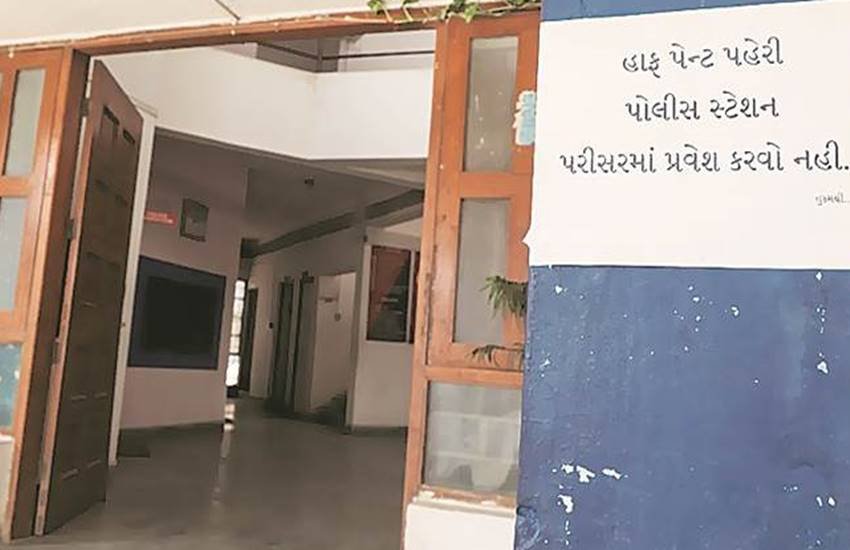 वडोदरा में जेपी रोड पुलिस थाने के बाहर लगा नोटिस। (फाइल फोटो)