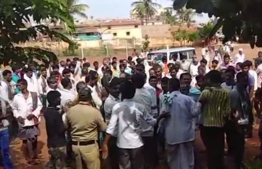 पोलिंग बूथ के बाहर विरोध प्रदर्शन करते बीजेपी के कार्यकर्ता। (फोटोः एएनआई)
