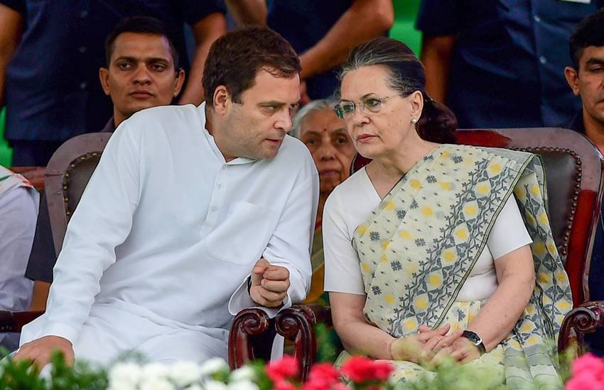 कर्नाटक: एचडी कुमारस्‍वामी के शपथ-ग्रहण समारोह में कांग्रेस अध्‍यक्ष राहुल गांधी व यूपीए चेयरपर्सन सोनिया गांधी। (Photo: PTI)
