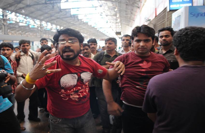 मुंबई सेंट्रल स्टेशन पर राजधानी ट्रेन के लेट होने पर हंगामा करते यात्री। फोटो- एक्सप्रेस आर्काइव