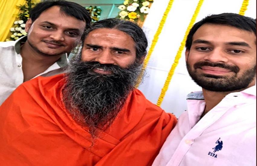 योग गुरु बाबा रामेदव ने तेज प्रताप की शादी से एक दिन पहले पटना स्थित लालू यादव के आवास पर जाकर उन्हें बधाई दी। (फोटो सोर्स: तेज प्रताप के टि्वटर अकाउंट से)