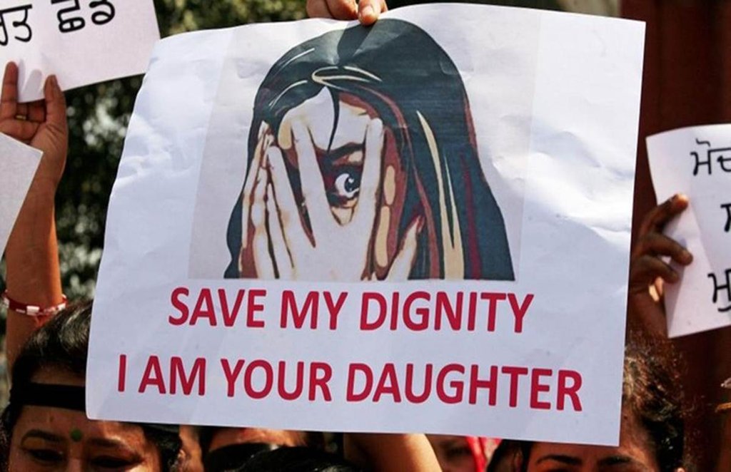 लाइव प्रेस कॉन्‍फ्रेंस में अपनेे बाल काटतेे हुए आरोप लगाने वाली महिला वकील। फोटो- यू-ट्यूब