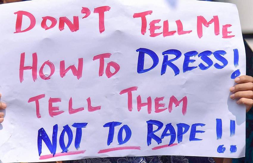 देशभर में बलात्‍कार की घटनाओं के विरोध में गुवाहाटी में प्रदर्शन का एक पोस्‍टर। (Photo: PTI)