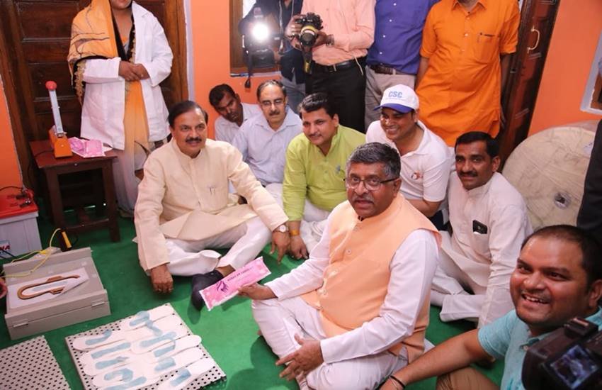डिजी गांव धनौरी कला में सेनेटरी पैड यूनिट को लेकर पोस्ट की इस तस्वीर पर मंत्री रविशंकर प्रसाद हुए ट्रोल