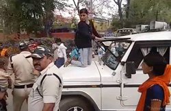 VIDEO: ‘कहते हैं जान से मार देंगे, पापा को जेल में डालेंगे, अधिकारी की गाड़ी रोक प्रोटेस्ट, नहीं रुकी तो बोनट पर चढ़ी युवती