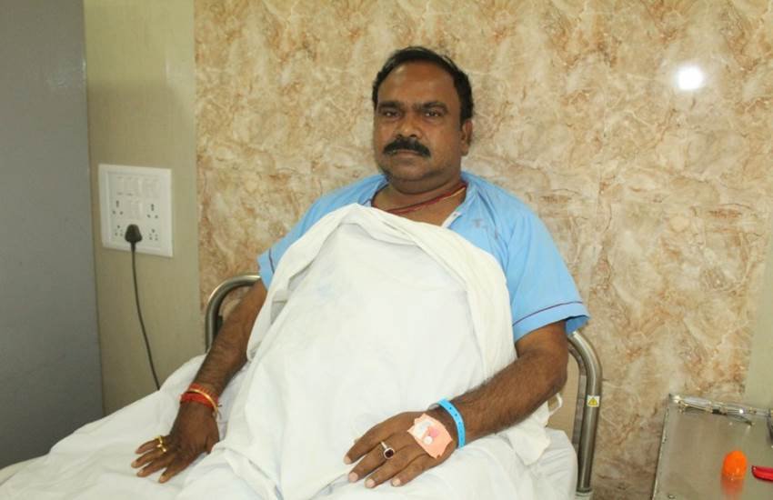 अस्‍पताल में भर्ती विधायक साधु चरण महतो। फोटो- यू ट्यूब