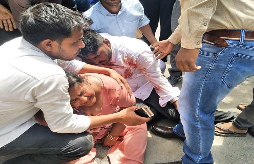 सहारनपुर में हत्‍या केे बाद विलाप करते सचिन के परिजन। फोटो- Twitter/Rahul 