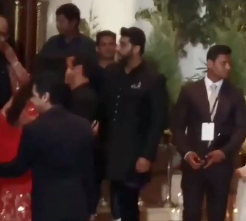 सलमान मंच पर जैकलीन को लेकर खुद पहुंचे थे, जिसके बाद उन्होंने बच्चे को पीछे से पकड़ लिया था। (फोटोः इंस्टाग्राम)