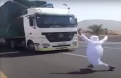 वायरल वीडियो: तेज रफ्तार ट्रक के सामने इस शख्स का स्टंट किसी की भी सांसें रोक देगा