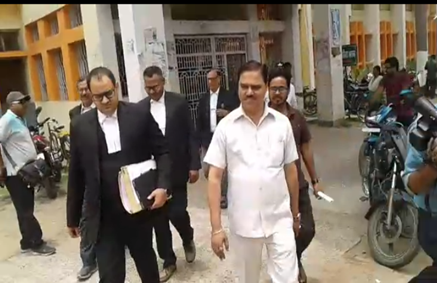 त‍िलकामांझी भागलपुर विश्वविद्यालय में पेशी के बाद वकीलों के साथ निकलते दिल्ली के पूर्व मंत्री व विधायक जितेंद्र सिंह तोमर।