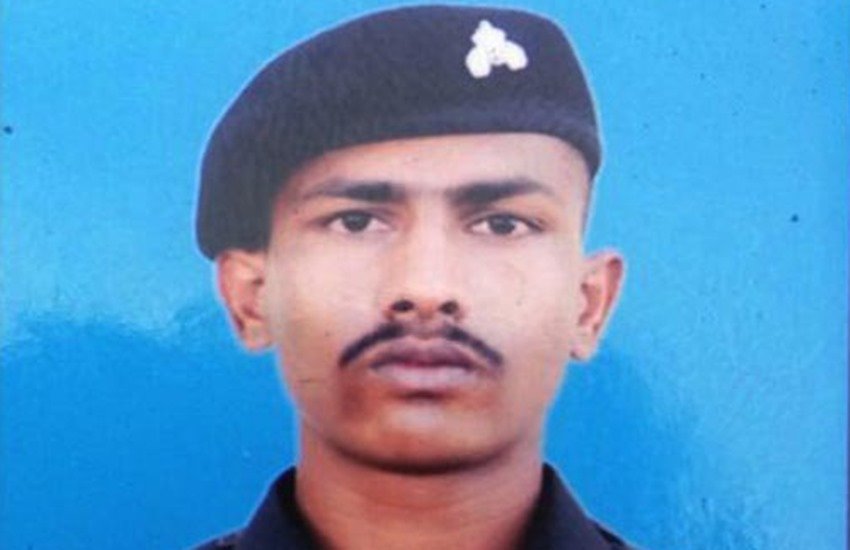 भारतीय सेना के जवान सिपाही चंदू चव्हाण। (फोटोः टि्वटर)