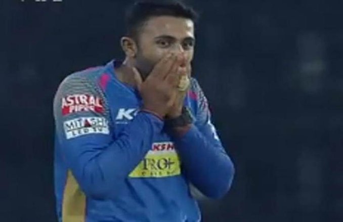 IPL 2018, RR VS RCB: डिविलियर्स को आउट कर नहीं हो रहा था यकीन, देखें श्रेयष गोपाल का कैसा था रिएक्शन