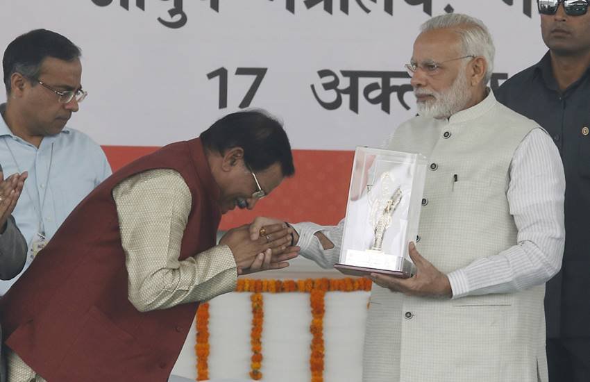 एक कार्यक्रम में प्रधानमंत्री नरेंद्र मोदी के साथ केंद्रीय आयुष मंत्री श्रीपद नाईक। (Express photo by Anil Sharma 17.10.2017)